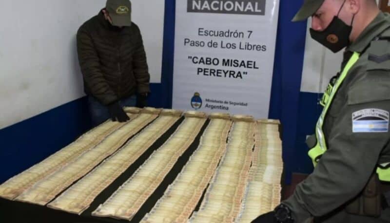 Gendarmes interceptaron en Corrientes a camionero misionero con 100 mil reales ocultos en la cabina del vehículo