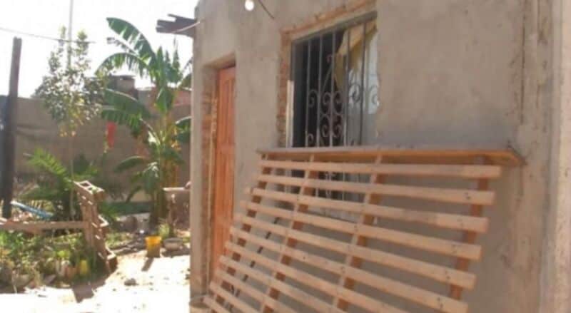 Simuló estar muerta para que su pareja dejara de pegarle y atacarla con un cuchillo