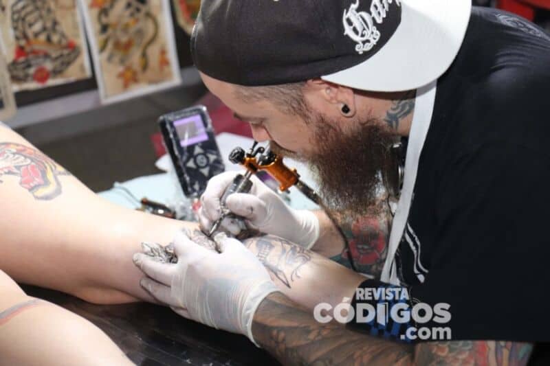 Exitoso comienzo de la convención de tatuadores en el club Alemán de Posadas
