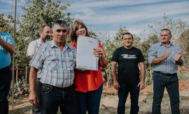 Entregaron títulos de propiedad a más de 40 familias de San Pipó 1 2 - Titulos 4 - 1