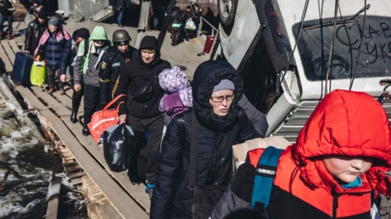 Ucrania: reiniciaron la evacuación de civiles por corredores humanitarios acordados con Rusia