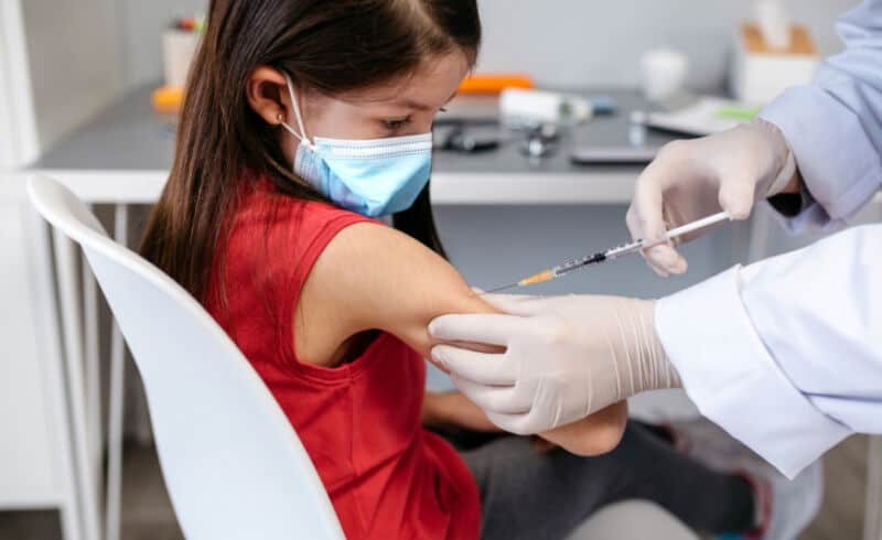 Pfizer asegura que una tercera vacuna eleva anticuerpos en niños de 5 a 11 años