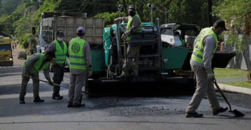 Operarios de Vialidad Provincial ejecutan trabajos de bacheo y repavimentación en calles de Santo Pipó