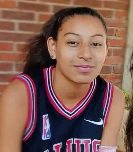 Familiares y policías buscan a una adolescente de San Ignacio