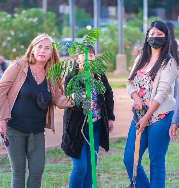 Turistas plantaron árboles en la Costanera de Posadas