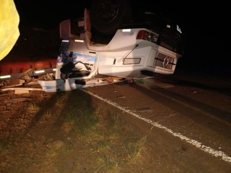 Camión que transportaba cerámica volcó en zona de Loreto: un fallecido