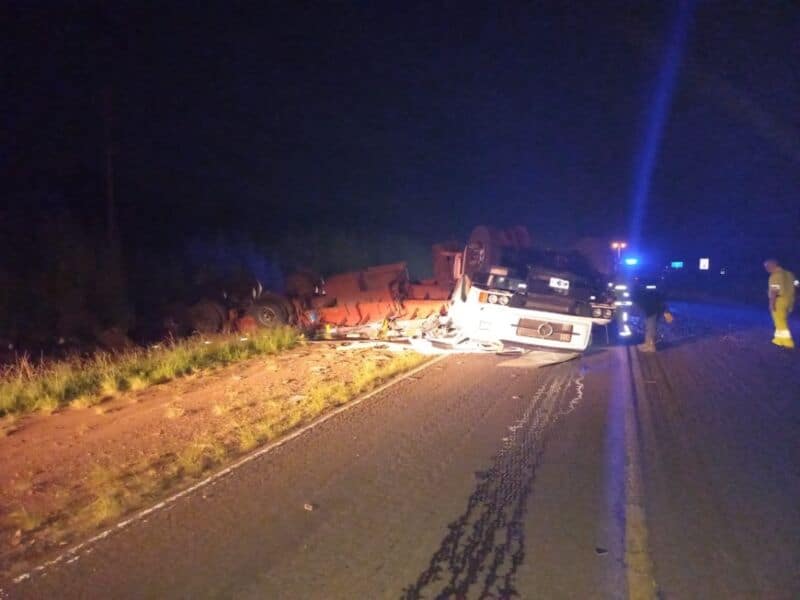 Camión que transportaba cerámica volcó en zona de Loreto: un fallecido 1 2 - camion siniestro 2 - 1