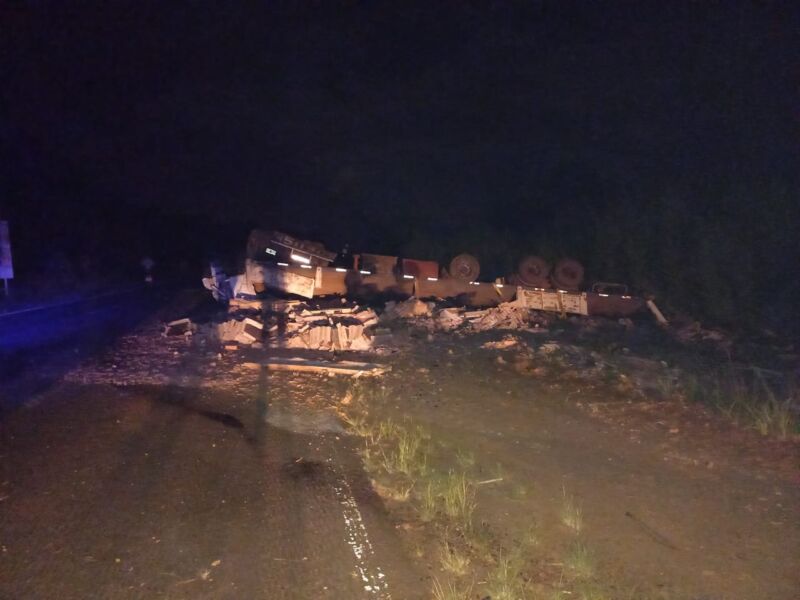 Camión que transportaba cerámica volcó en zona de Loreto: un fallecido 2 4 - camion siniestro 3 - 3