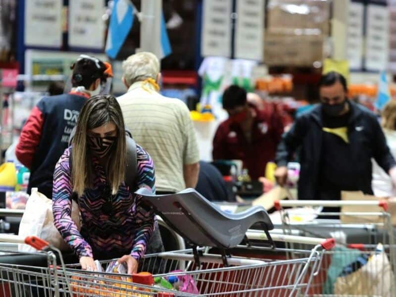La canasta básica subió 7% una familia necesitó casi $90 mil para no ser pobre en marzo