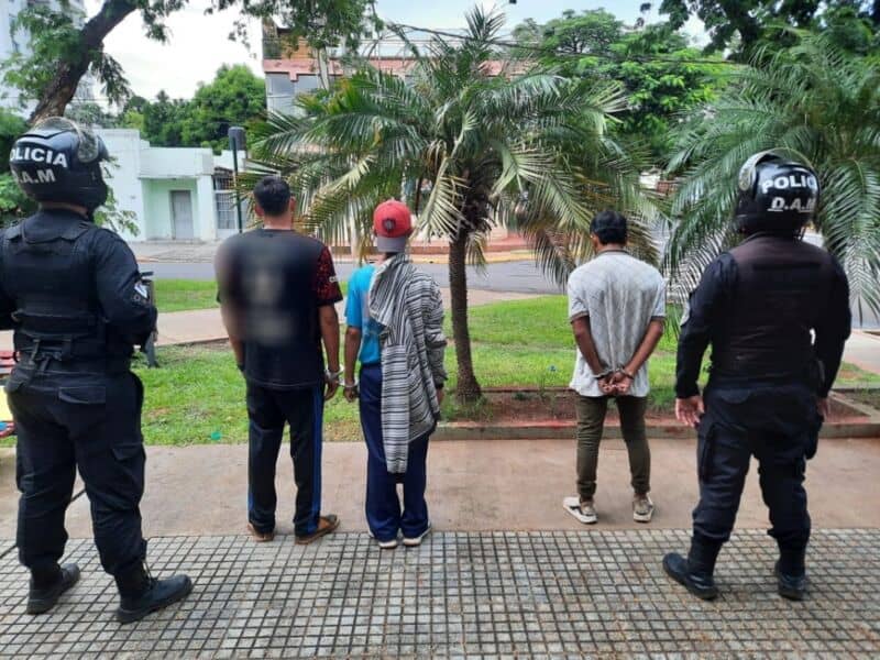 Cobraban “peaje” a los automovilistas en plena avenida posadeña y fueron arrestados