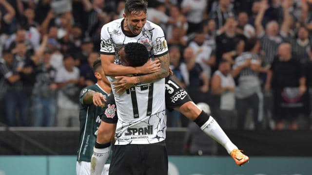 El entrenador de Corinthians y cuatro jugadores tienen coronavirus a un día del partido contra Boca