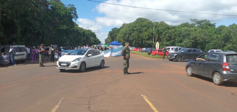 Iguazú: docentes levantaron el corte de ruta y regresa el libre tránsito al aeropuerto y las Cataratas