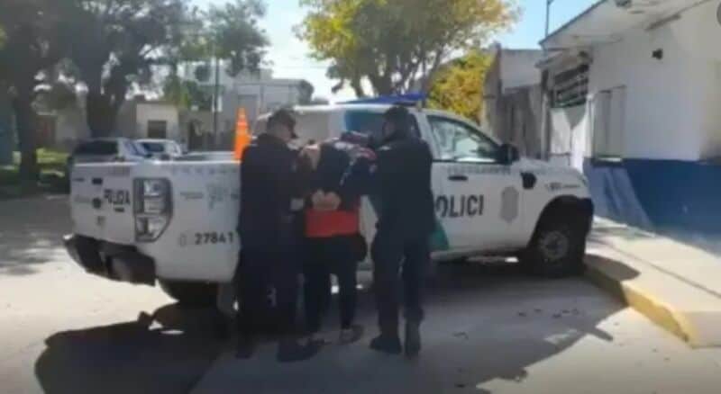 Fue detenido por secuestrar a su pareja y su madre soltó a los perros para que atacaran a la policía