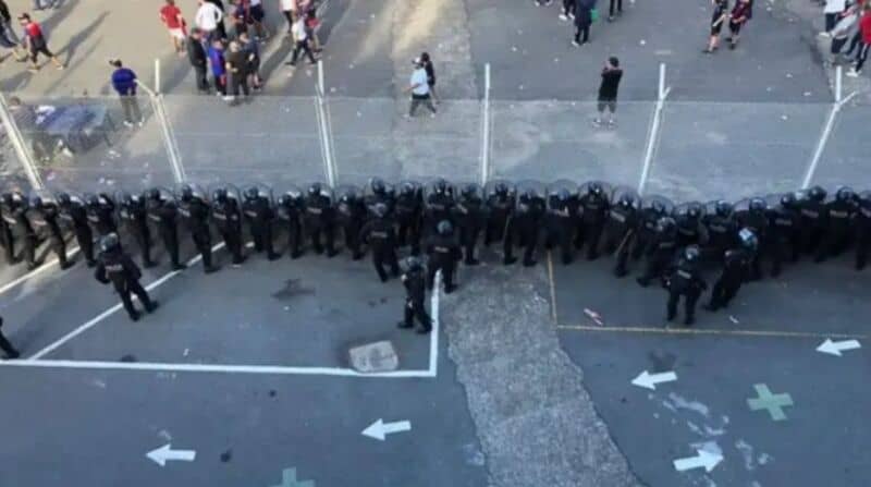 Arde San Lorenzo: hinchas se enfrentaron a la Policía, rompieron un alambrado e insultaron a Tinelli y Lammens