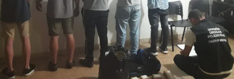 Policías detectaron un auto con marihuana en un control vial en El Soberbio: cinco detenidos 2 4 - marihuana3 - 3