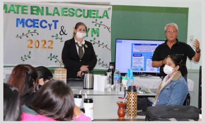 El “Mate en la Escuela” ya es parte de las clases del Colegio 2 de Posadas 1 2 - mate en la escuel2 - 1