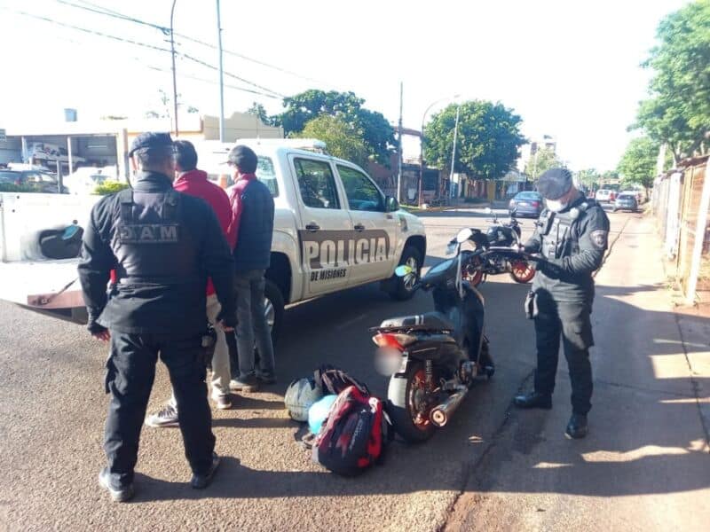 Posadas: circulaban en una moto robada y fueron detenidos en un control vehicular