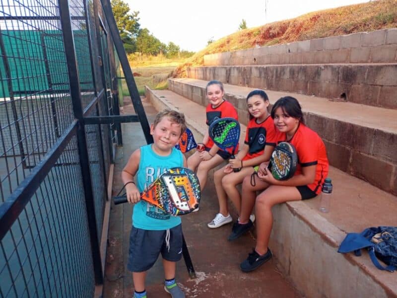 A través del pádel buscan apoyar las trayectorias escolares en Posadas