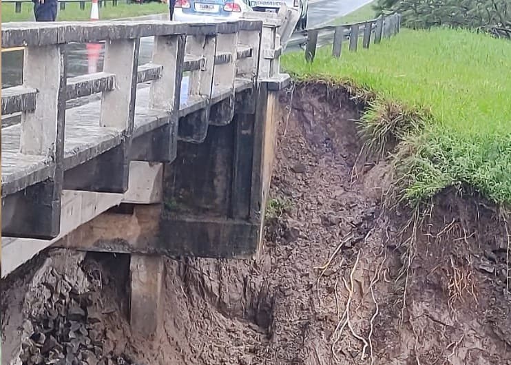 Corrientes: hay corte total en un tramo de la ruta 12 por peligro de derrumbe de un puente