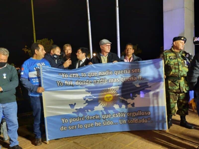 Stelatto: "Tenemos que homenajear todos los días a los héroes de Malvinas" 6 12 - posadas malvinas 2 - 11