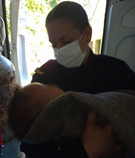 Candelaria: una policía reanimó a un bebé que se había ahogado en un balde de agua