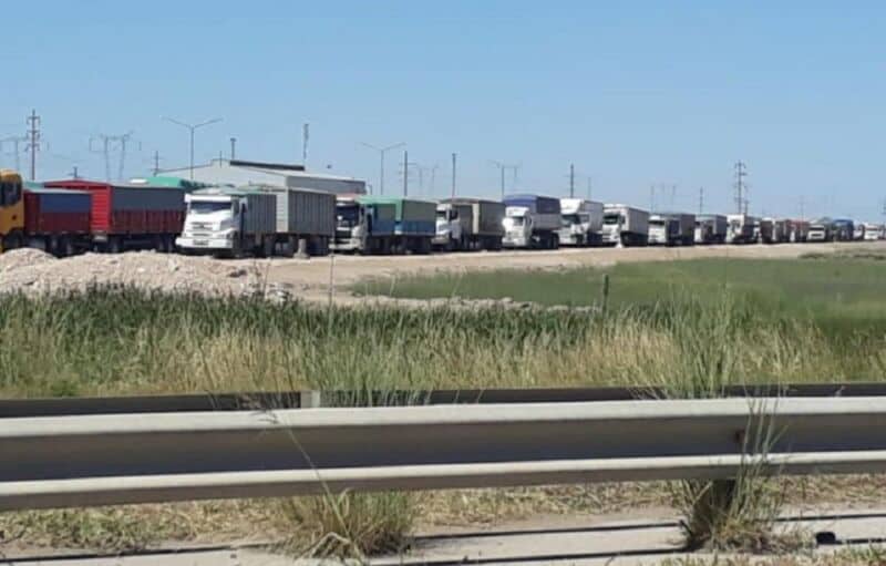 Transportistas de granos levantaron el paro tras llegar a un acuerdo