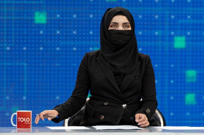 Gobierno talibán dispuso uso obligatorio del burka: así salieron las periodistas