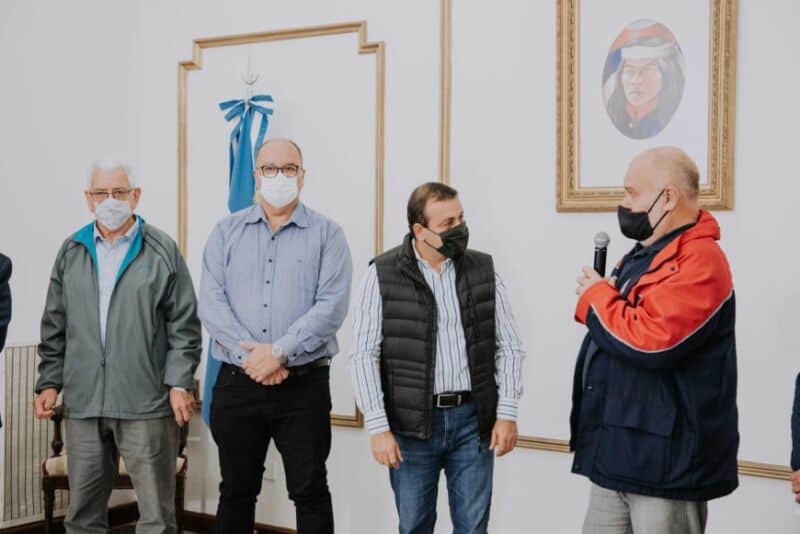 El Gobierno provincial entregó subsidio para maquinaria de combate contra incendios 3 6 - Copia de 2022 05 9 Posadas Bono bomberos 15 - 5