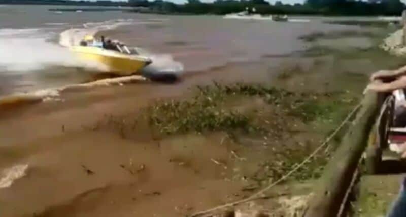 Fiesta Nacional del Surubí en Corrientes: volcaron dos lanchas durante la largada