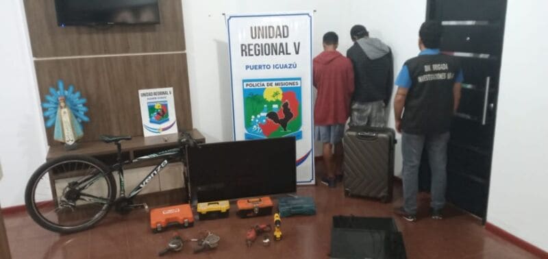 Jóvenes fueron captados por las cámaras en pleno robo y terminaron presos en Puerto Iguazú