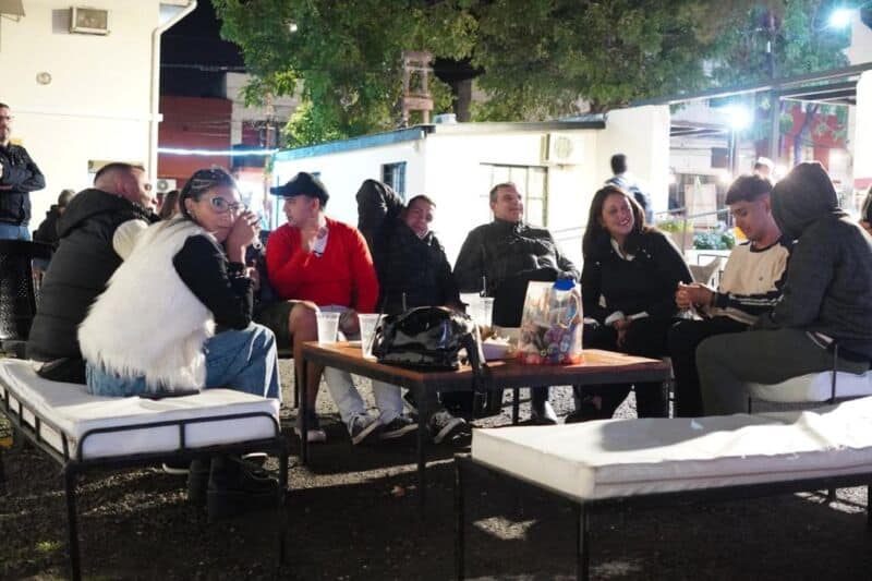“Encuentros”: un atardecer de arte, música en vivo y gastronomía en el patio del Concejo Deliberante
