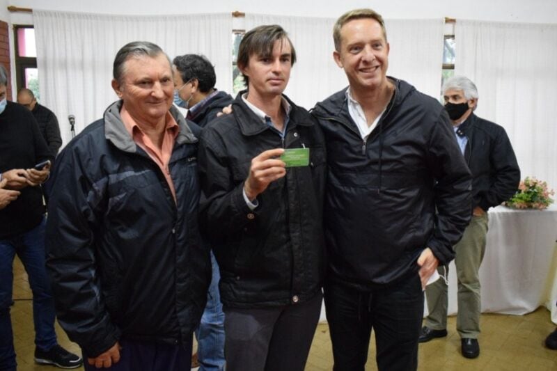 Productores yerbateros de Ruiz de Montoya y Jardín América recibieron sus carnets de salud 1 2 - carnet jardin america 3 - 1