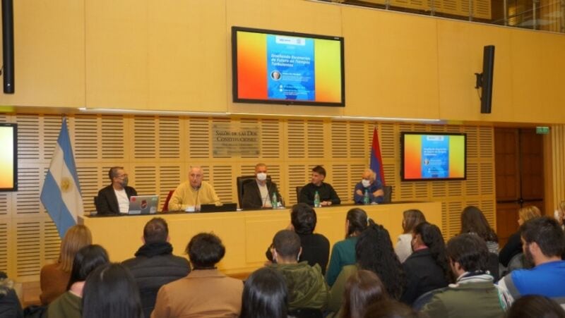 El filósofo Alejandro Piscitelli brindó una charla en la Legislatura misionera 7 14 - charla 10 - 13