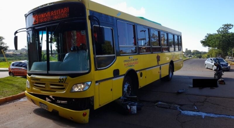 Posadas: fuerte choque entre una moto y un colectivo dejó como saldo un herido