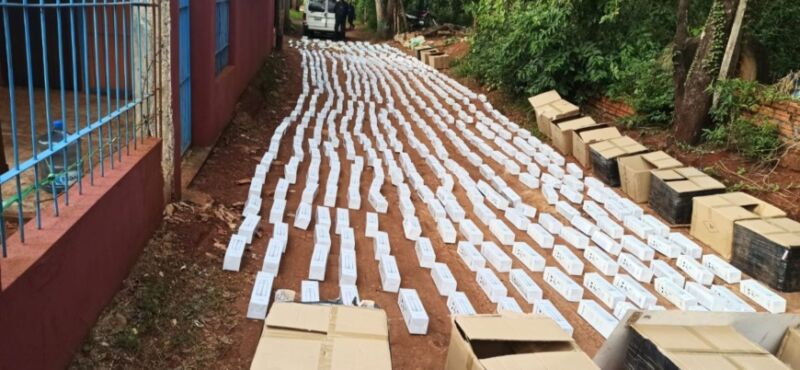 Iguazú: incautaron unos 450 termos y más de 2.600 baterías para celulares