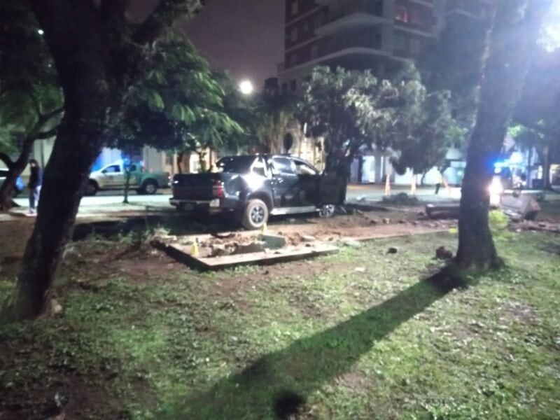 Conductor se estrelló contra un árbol en Posadas: estaba alcoholizado