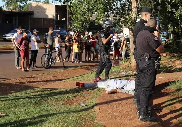 Investigan la muerte de un joven en Posadas: habría sido atacado a piedrazos