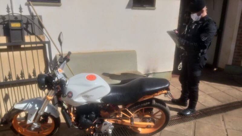 Policías recuperaron una motocicleta denunciada como robada