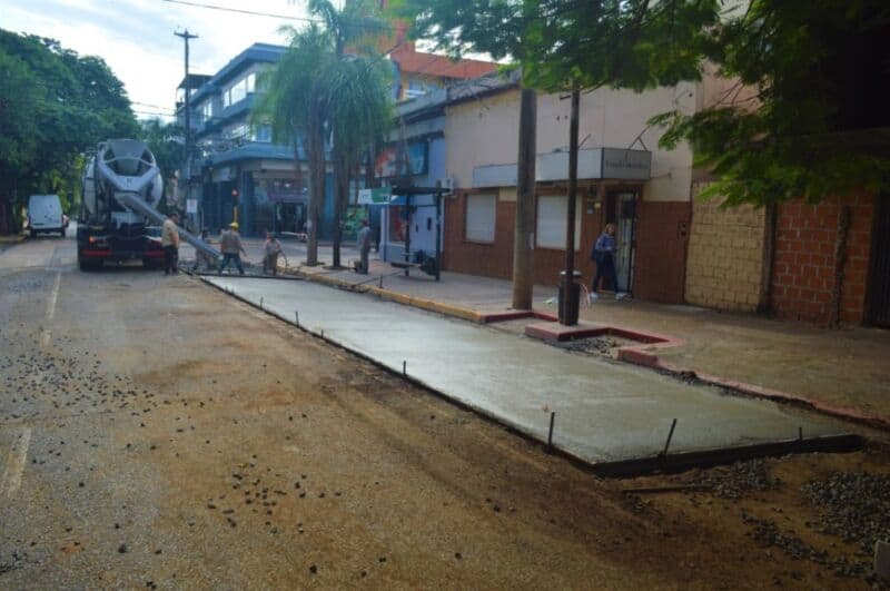 Construyen una dársena para colectivos en calle Sarmiento de Posadas