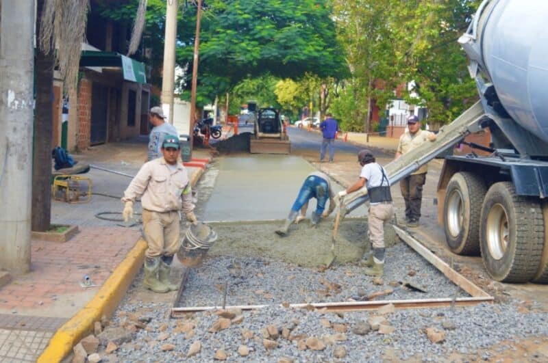 Construyen una dársena para colectivos en calle Sarmiento de Posadas