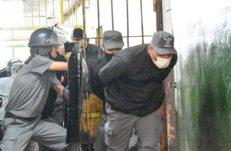 Penitenciarios realizaron un simulacro de incendio y evacuación en la Correccional de Menores 4 8 - simulacro penitenciaria 5 - 7