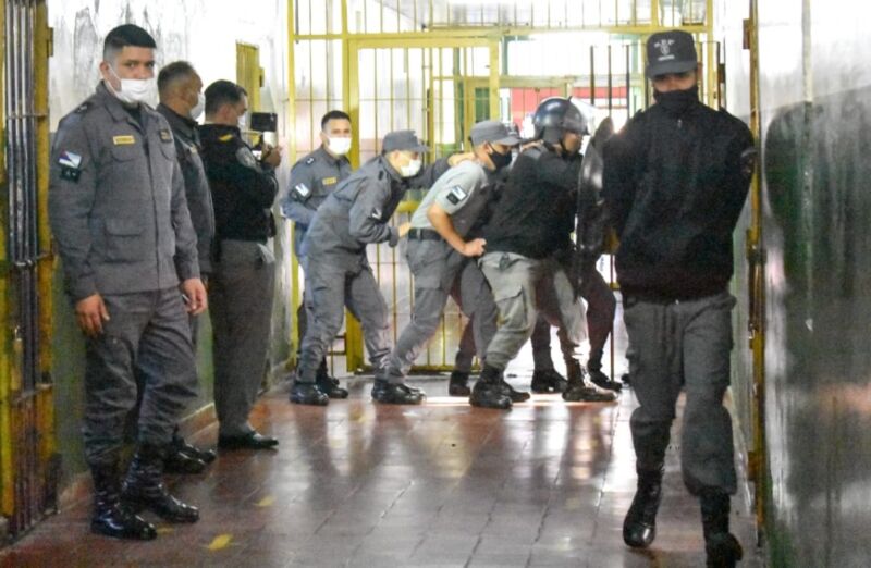 Penitenciarios realizaron un simulacro de incendio y evacuación en la Correccional de Menores 1 2 - simulacro penitenciaria 8 - 1