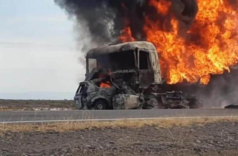 Un auto se incendió tras chocar de frente contra un camión en Catamarca: hay tres fallecidos