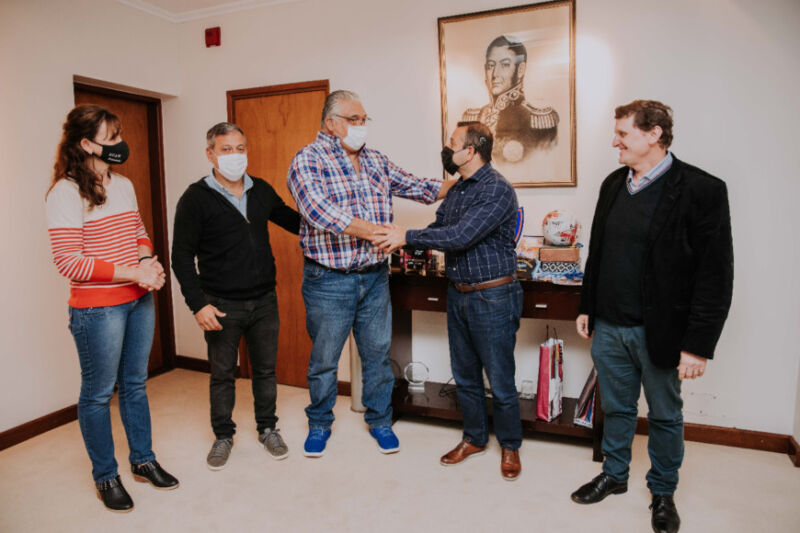 Herrera Ahuad entregó un importante subsidio a la Federación del Voleibol de Misiones 1 2 - 1 Entrega de subsidios a Federacion de Voley - 1