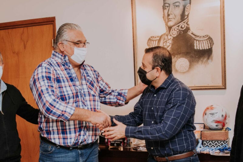 Herrera Ahuad entregó un importante subsidio a la Federación del Voleibol de Misiones 2 4 - 3 Entrega de subsidios a Federacion de Voley - 3