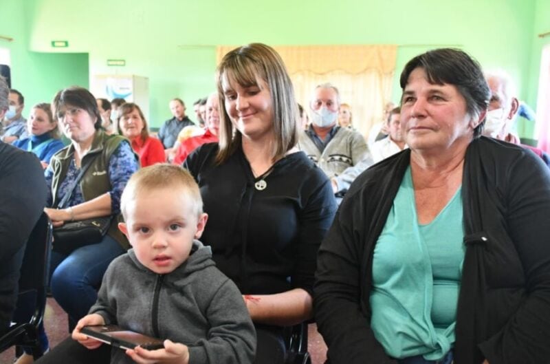 Entregaron carnets de cobertura de salud a productores de Azara 4 8 - Arce 1 3 - 7