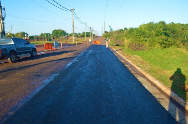 Posadas: ejecutan obras de asfalto sobre la avenida 210 en el acceso al barrio Néstor Kirchner