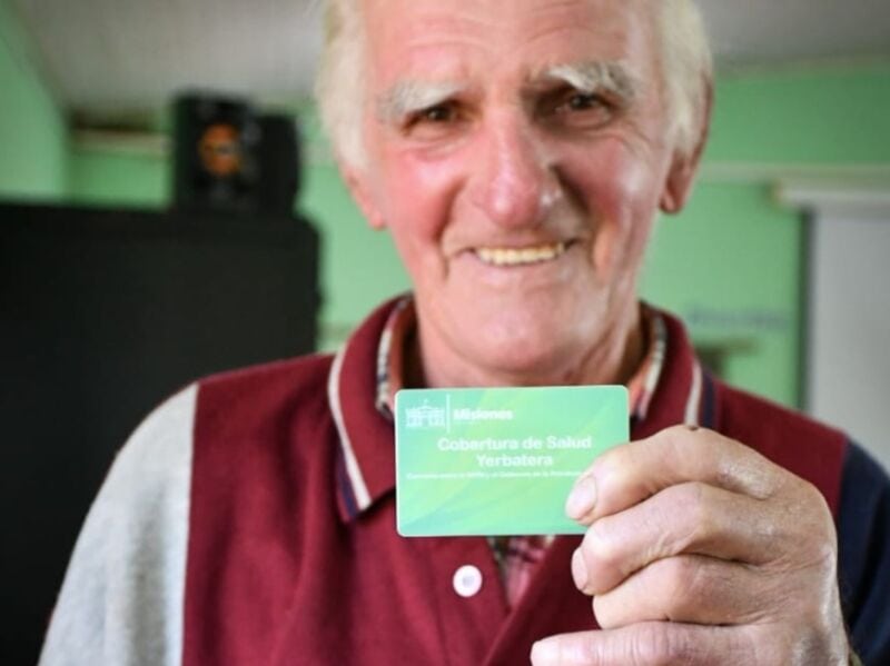 Entregaron carnets de cobertura de salud a productores de Azara