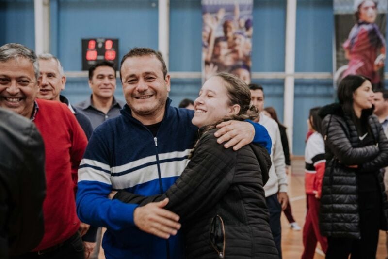 Herrera Ahuad entregó indumentaria a deportistas misioneros que participarán en el Mundial Escolar de Vóley 8 16 - Copia de 2022 06 17 Posadas Entrega indumentaria deportes 17 - 15