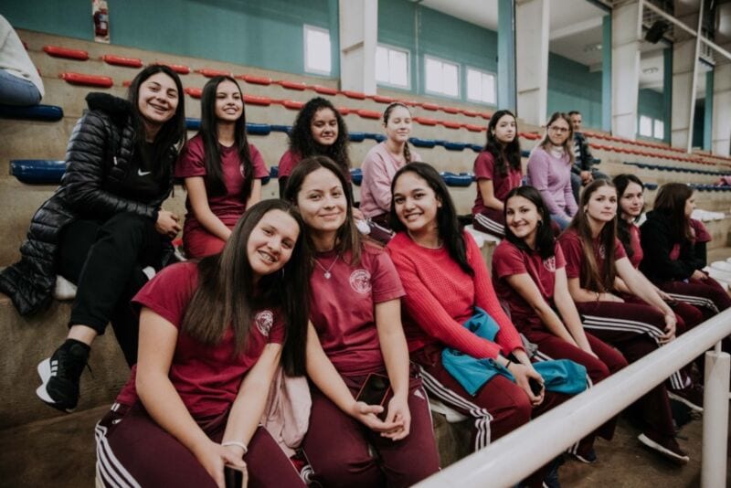 Herrera Ahuad entregó indumentaria a deportistas misioneros que participarán en el Mundial Escolar de Vóley 9 18 - Copia de 2022 06 17 Posadas Entrega indumentaria deportes 36 - 17